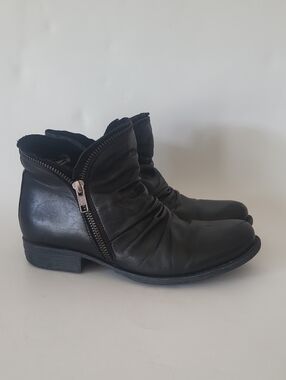 Miz Mooz LUNA Ankle Boots Size 6 Leather Zipper ruched Moto Booties Blue